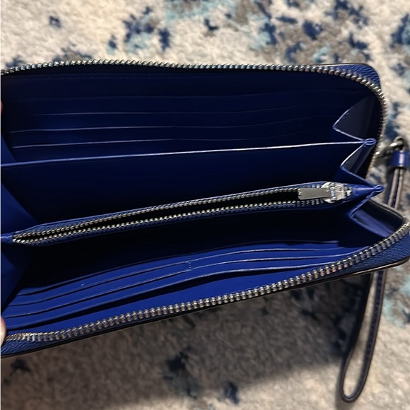 Coach Zip Around - Picture 3 of 3